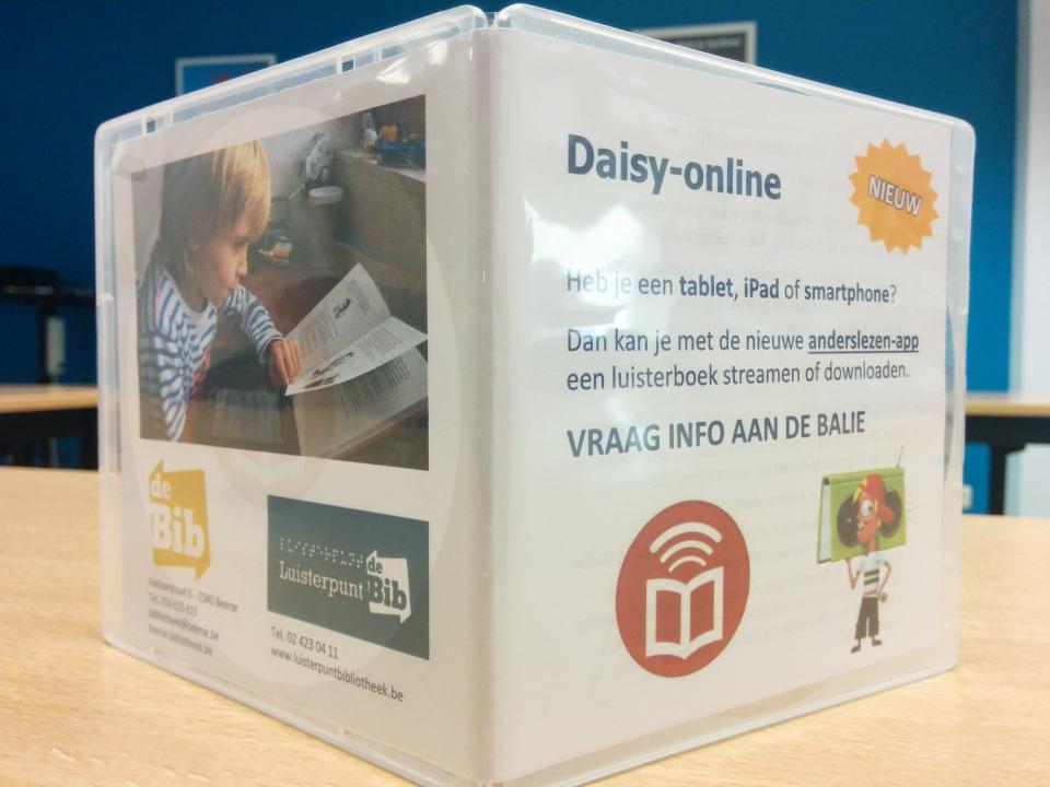 Een cd-doosje met als cover informatie over Daisy-online en de anderslezen-app. 