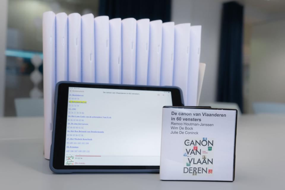 Toegankelijke versies van De Canon van Vlaanderen: cd-versie, tablet met Daisy-boek in de Anderslezen-app, brailleversie