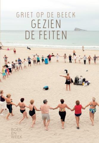 Cover Boekenweekgeschenk 'Gezien de feiten' van Griet Op De Beeck. Op de cover staat een grote groep mensen in een cirkel op het strand. 