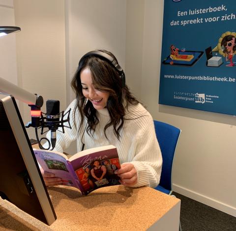 Actrice Joey Kwan leest het boek van haar personage Kyona in in de studio van Luisterpunt.