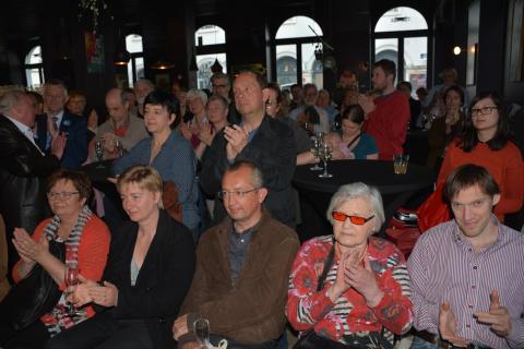 Het talrijk opgekomen publiek tijdens het feestelijk slotmoment van Lang Leze Luisterpunt in het Muntpunt Grand Café.