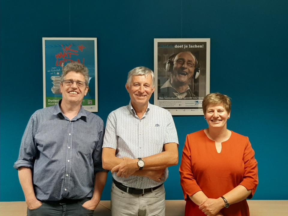 Foto van links naar rechts: Jan Rottier (directeur IT, personeel en financiën), Geert Ruebens (voormalig directeur), Saskia Boets (directeur lezers, collectie en communicatie)