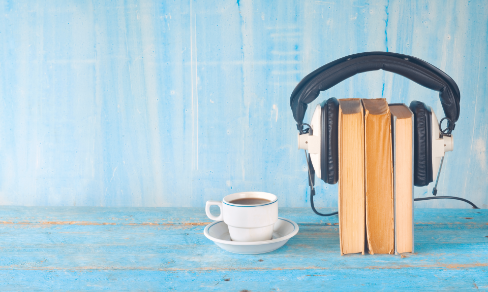 Boeken met koptelefoon en kop koffie