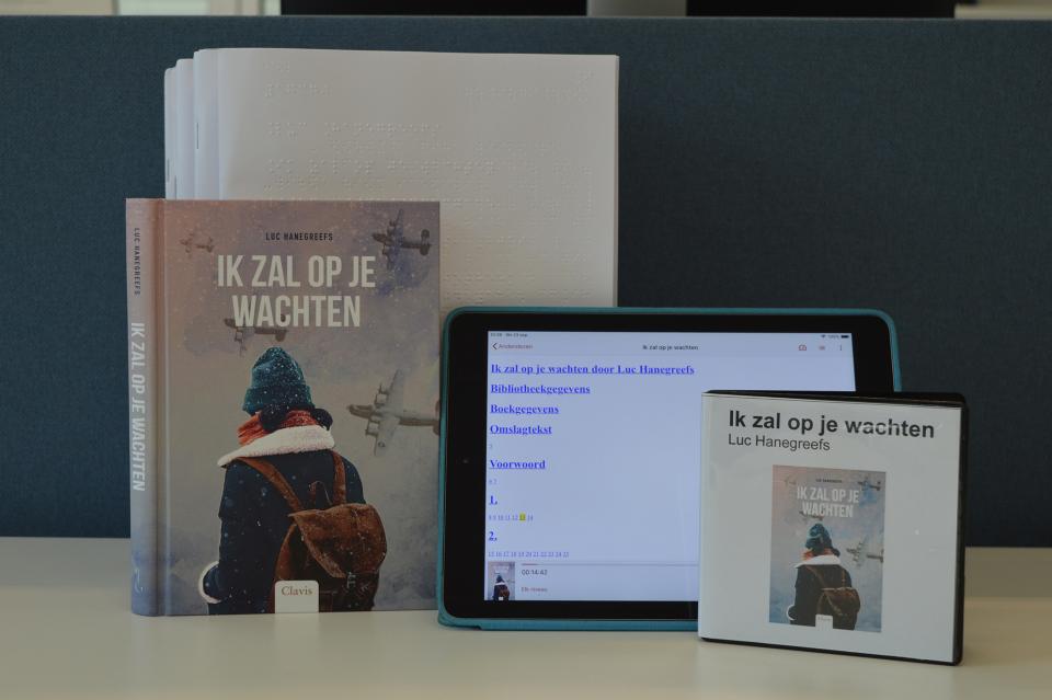 Foto van een Daisy-boek in de Anderslezen-app, een Daisy-boek op cd, een brailleboek en het gedrukte boek.