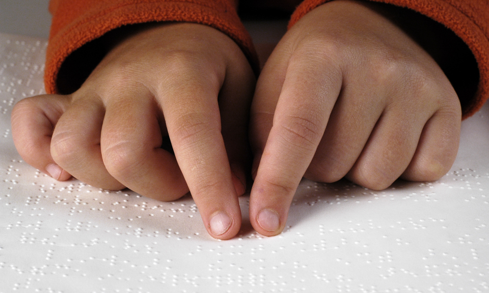 Kindervingers lezen braille