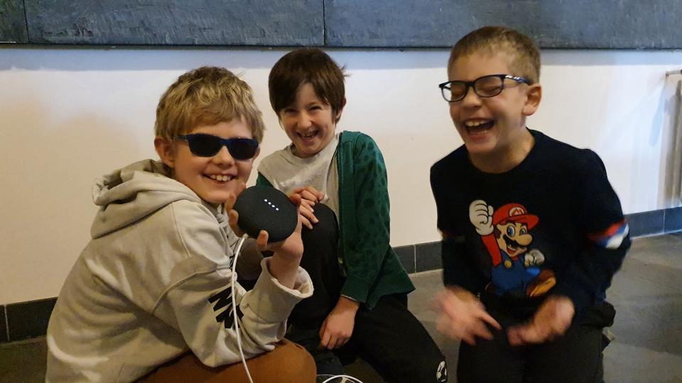 drie kinderen met een leesbeperking die lachen 